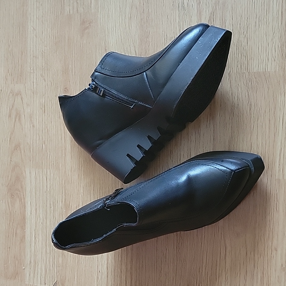 No brand name. Black Leather Ankle Boots/Booties Size guess 6.0/6.5